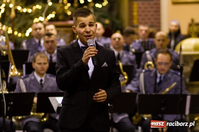 Zdjęcie w galerii na portalu naszraciborz.pl: Kolędy i pastorałki małżeństwa Biskup&oacute;w zn&oacute;w zabrzmiały w kościele pw. św. Mikołaja wiadomości z regionu