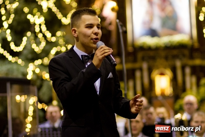 Zdjęcie w galerii na portalu naszraciborz.pl: Kolędy i pastorałki małżeństwa Biskup&oacute;w zn&oacute;w zabrzmiały w kościele pw. św. Mikołaja wiadomości z regionu