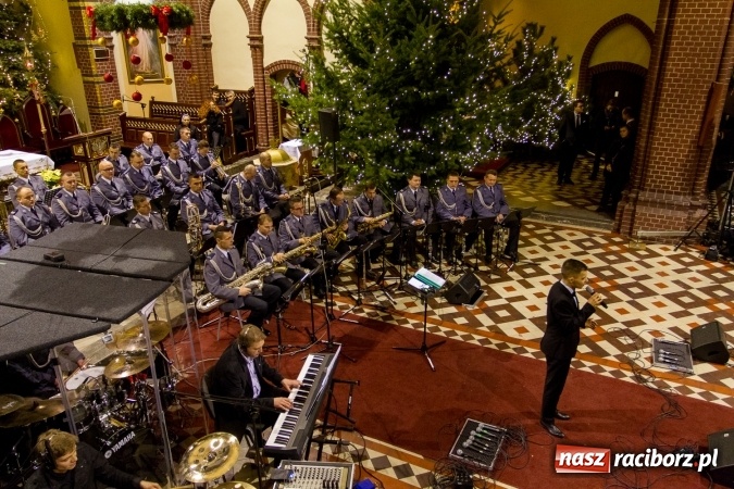 Zdjęcie w galerii na portalu naszraciborz.pl: Kolędy i pastorałki małżeństwa Biskup&oacute;w zn&oacute;w zabrzmiały w kościele pw. św. Mikołaja wiadomości z regionu