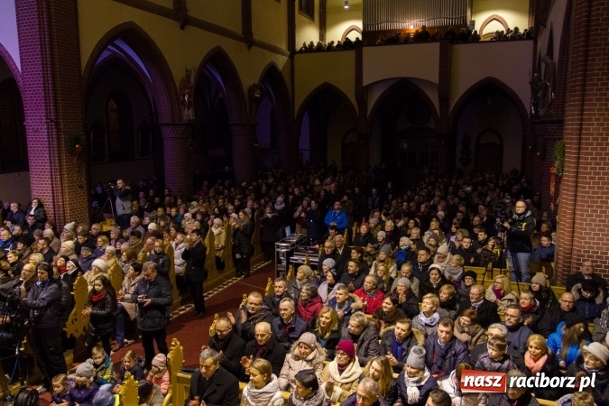 Zdjęcie w galerii na portalu naszraciborz.pl: Kolędy i pastorałki małżeństwa Biskup&oacute;w zn&oacute;w zabrzmiały w kościele pw. św. Mikołaja wiadomości z regionu
