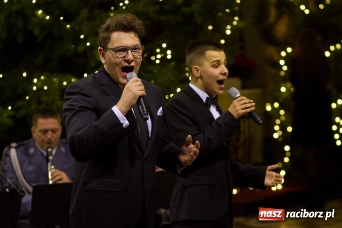 Zdjęcie w galerii na portalu naszraciborz.pl: Kolędy i pastorałki małżeństwa Biskup&oacute;w zn&oacute;w zabrzmiały w kościele pw. św. Mikołaja wiadomości z regionu