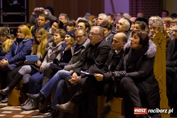 Zdjęcie w galerii na portalu naszraciborz.pl: Kolędy i pastorałki małżeństwa Biskup&oacute;w zn&oacute;w zabrzmiały w kościele pw. św. Mikołaja wiadomości z regionu