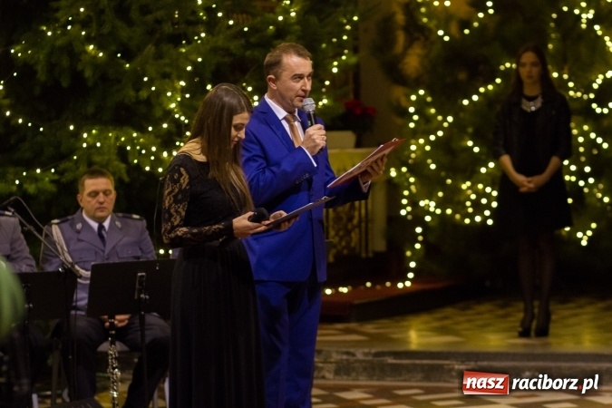 Zdjęcie w galerii na portalu naszraciborz.pl: Kolędy i pastorałki małżeństwa Biskup&oacute;w zn&oacute;w zabrzmiały w kościele pw. św. Mikołaja wiadomości z regionu
