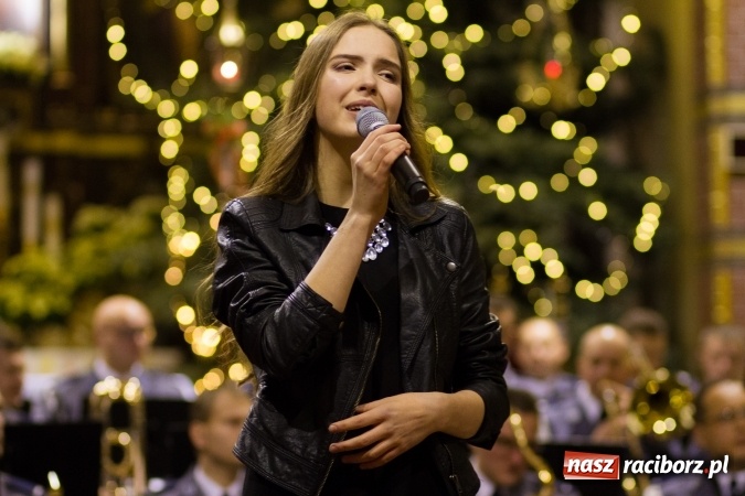 Zdjęcie w galerii na portalu naszraciborz.pl: Kolędy i pastorałki małżeństwa Biskup&oacute;w zn&oacute;w zabrzmiały w kościele pw. św. Mikołaja wiadomości z regionu