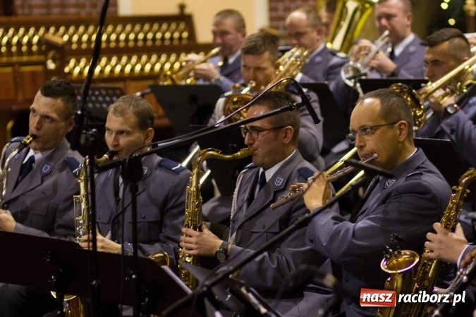 Zdjęcie w galerii na portalu naszraciborz.pl: Kolędy i pastorałki małżeństwa Biskup&oacute;w zn&oacute;w zabrzmiały w kościele pw. św. Mikołaja wiadomości z regionu