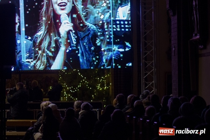 Zdjęcie w galerii na portalu naszraciborz.pl: Kolędy i pastorałki małżeństwa Biskup&oacute;w zn&oacute;w zabrzmiały w kościele pw. św. Mikołaja wiadomości z regionu