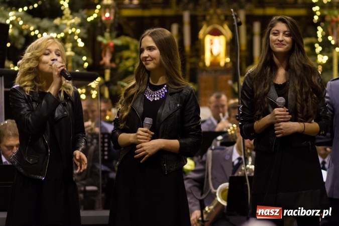 Zdjęcie w galerii na portalu naszraciborz.pl: Kolędy i pastorałki małżeństwa Biskup&oacute;w zn&oacute;w zabrzmiały w kościele pw. św. Mikołaja wiadomości z regionu