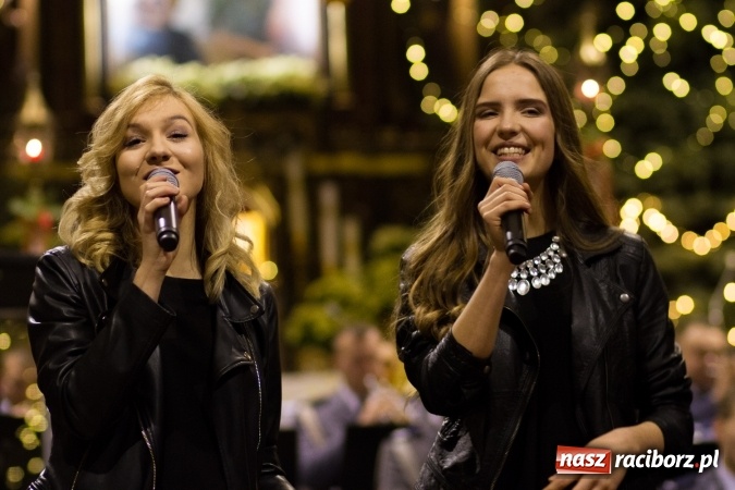 Zdjęcie w galerii na portalu naszraciborz.pl: Kolędy i pastorałki małżeństwa Biskup&oacute;w zn&oacute;w zabrzmiały w kościele pw. św. Mikołaja wiadomości z regionu