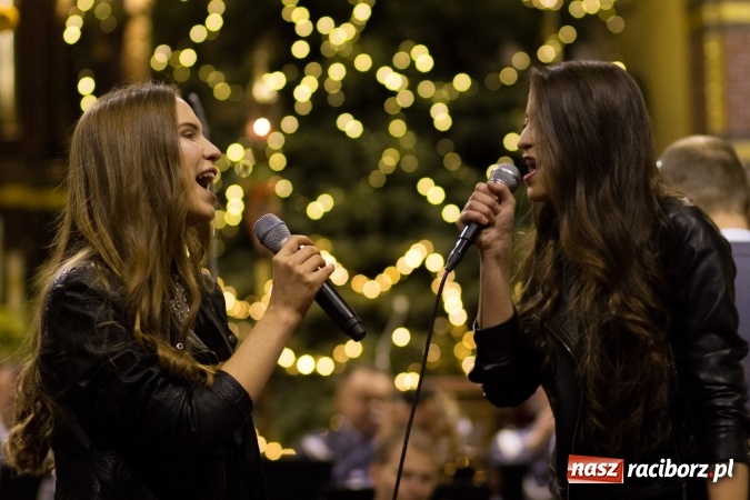 Zdjęcie w galerii na portalu naszraciborz.pl: Kolędy i pastorałki małżeństwa Biskup&oacute;w zn&oacute;w zabrzmiały w kościele pw. św. Mikołaja wiadomości z regionu