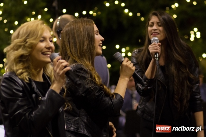 Zdjęcie w galerii na portalu naszraciborz.pl: Kolędy i pastorałki małżeństwa Biskup&oacute;w zn&oacute;w zabrzmiały w kościele pw. św. Mikołaja wiadomości z regionu