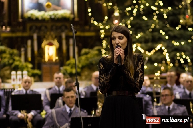 Zdjęcie w galerii na portalu naszraciborz.pl: Kolędy i pastorałki małżeństwa Biskup&oacute;w zn&oacute;w zabrzmiały w kościele pw. św. Mikołaja wiadomości z regionu