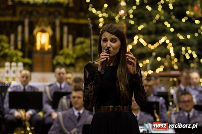 Zdjęcie w galerii na portalu naszraciborz.pl: Kolędy i pastorałki małżeństwa Biskup&oacute;w zn&oacute;w zabrzmiały w kościele pw. św. Mikołaja wiadomości z regionu