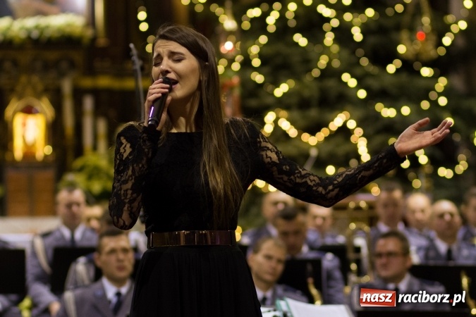 Zdjęcie w galerii na portalu naszraciborz.pl: Kolędy i pastorałki małżeństwa Biskup&oacute;w zn&oacute;w zabrzmiały w kościele pw. św. Mikołaja wiadomości z regionu