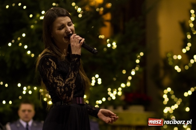 Zdjęcie w galerii na portalu naszraciborz.pl: Kolędy i pastorałki małżeństwa Biskup&oacute;w zn&oacute;w zabrzmiały w kościele pw. św. Mikołaja wiadomości z regionu