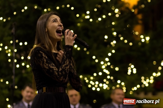 Zdjęcie w galerii na portalu naszraciborz.pl: Kolędy i pastorałki małżeństwa Biskup&oacute;w zn&oacute;w zabrzmiały w kościele pw. św. Mikołaja wiadomości z regionu
