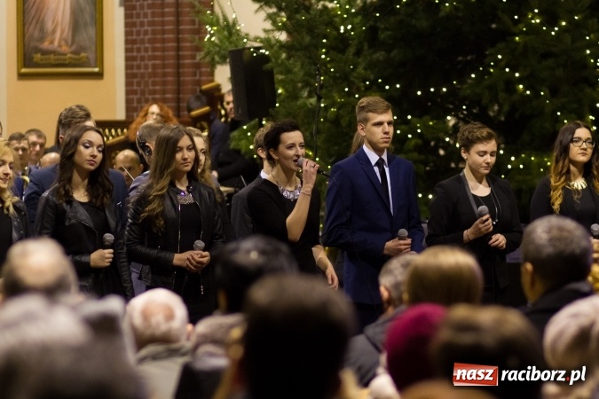Zdjęcie w galerii na portalu naszraciborz.pl: Kolędy i pastorałki małżeństwa Biskup&oacute;w zn&oacute;w zabrzmiały w kościele pw. św. Mikołaja wiadomości z regionu