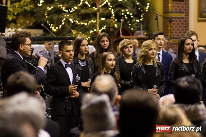 Zdjęcie w galerii na portalu naszraciborz.pl: Kolędy i pastorałki małżeństwa Biskup&oacute;w zn&oacute;w zabrzmiały w kościele pw. św. Mikołaja wiadomości z regionu