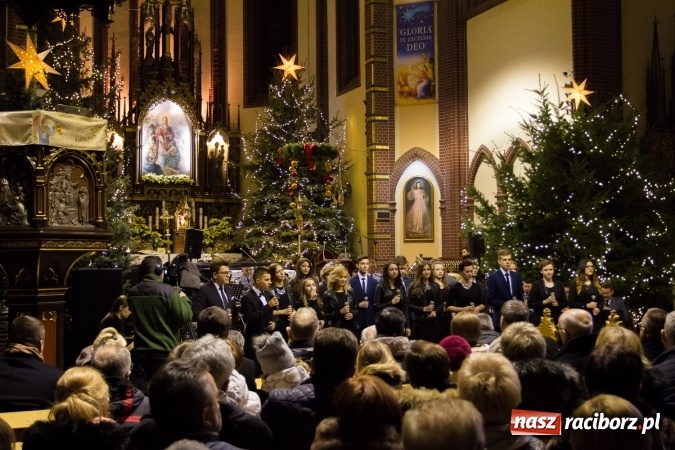 Zdjęcie w galerii na portalu naszraciborz.pl: Kolędy i pastorałki małżeństwa Biskup&oacute;w zn&oacute;w zabrzmiały w kościele pw. św. Mikołaja wiadomości z regionu