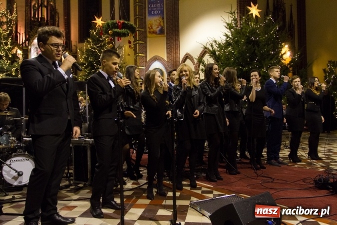Zdjęcie w galerii na portalu naszraciborz.pl: Kolędy i pastorałki małżeństwa Biskup&oacute;w zn&oacute;w zabrzmiały w kościele pw. św. Mikołaja wiadomości z regionu