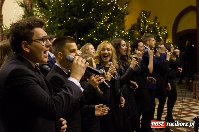 Zdjęcie w galerii na portalu naszraciborz.pl: Kolędy i pastorałki małżeństwa Biskup&oacute;w zn&oacute;w zabrzmiały w kościele pw. św. Mikołaja wiadomości z regionu
