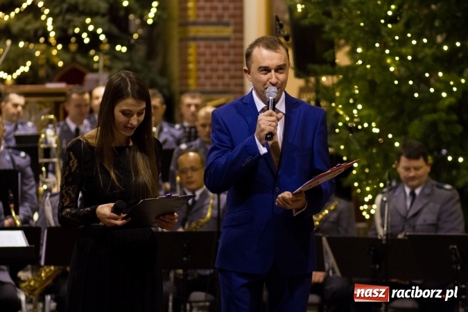 Zdjęcie w galerii na portalu naszraciborz.pl: Kolędy i pastorałki małżeństwa Biskup&oacute;w zn&oacute;w zabrzmiały w kościele pw. św. Mikołaja wiadomości z regionu