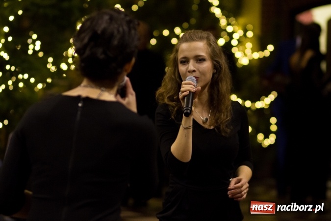 Zdjęcie w galerii na portalu naszraciborz.pl: Kolędy i pastorałki małżeństwa Biskup&oacute;w zn&oacute;w zabrzmiały w kościele pw. św. Mikołaja wiadomości z regionu