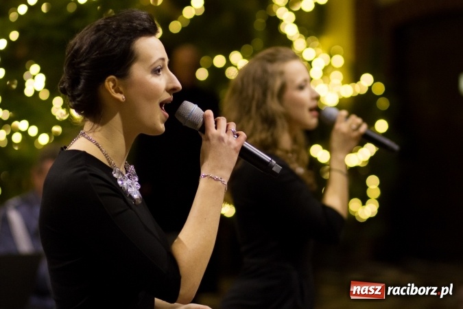 Zdjęcie w galerii na portalu naszraciborz.pl: Kolędy i pastorałki małżeństwa Biskup&oacute;w zn&oacute;w zabrzmiały w kościele pw. św. Mikołaja wiadomości z regionu