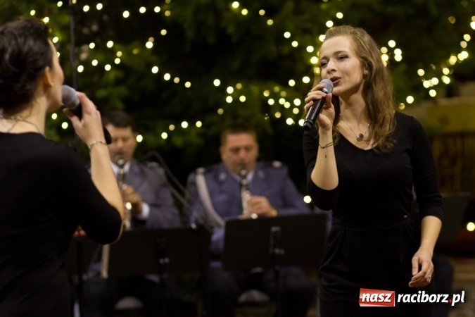 Zdjęcie w galerii na portalu naszraciborz.pl: Kolędy i pastorałki małżeństwa Biskup&oacute;w zn&oacute;w zabrzmiały w kościele pw. św. Mikołaja wiadomości z regionu