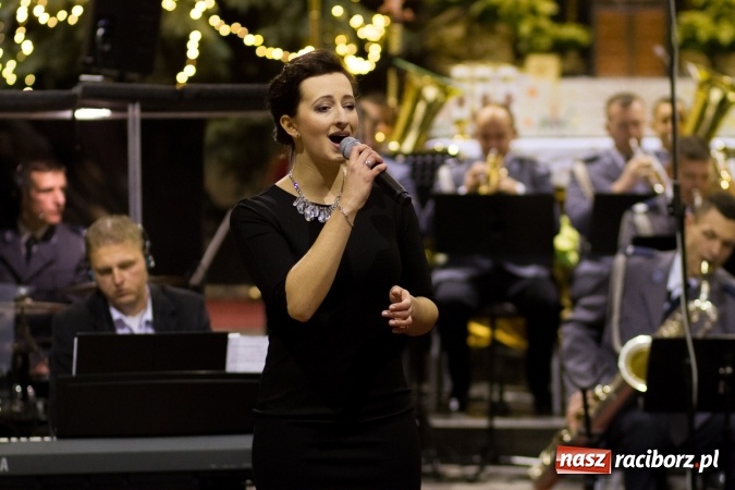 Zdjęcie w galerii na portalu naszraciborz.pl: Kolędy i pastorałki małżeństwa Biskup&oacute;w zn&oacute;w zabrzmiały w kościele pw. św. Mikołaja wiadomości z regionu