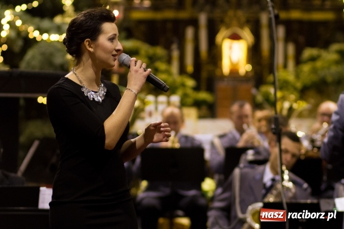 Zdjęcie w galerii na portalu naszraciborz.pl: Kolędy i pastorałki małżeństwa Biskup&oacute;w zn&oacute;w zabrzmiały w kościele pw. św. Mikołaja wiadomości z regionu