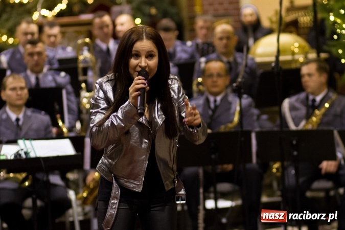 Zdjęcie w galerii na portalu naszraciborz.pl: Kolędy i pastorałki małżeństwa Biskup&oacute;w zn&oacute;w zabrzmiały w kościele pw. św. Mikołaja wiadomości z regionu