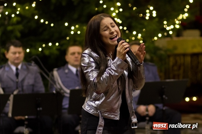 Zdjęcie w galerii na portalu naszraciborz.pl: Kolędy i pastorałki małżeństwa Biskup&oacute;w zn&oacute;w zabrzmiały w kościele pw. św. Mikołaja wiadomości z regionu