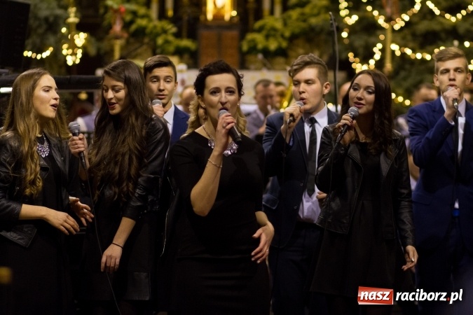 Zdjęcie w galerii na portalu naszraciborz.pl: Kolędy i pastorałki małżeństwa Biskup&oacute;w zn&oacute;w zabrzmiały w kościele pw. św. Mikołaja wiadomości z regionu