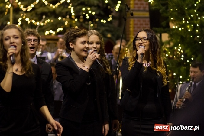 Zdjęcie w galerii na portalu naszraciborz.pl: Kolędy i pastorałki małżeństwa Biskup&oacute;w zn&oacute;w zabrzmiały w kościele pw. św. Mikołaja wiadomości z regionu
