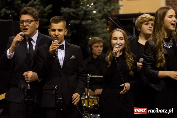Zdjęcie w galerii na portalu naszraciborz.pl: Kolędy i pastorałki małżeństwa Biskup&oacute;w zn&oacute;w zabrzmiały w kościele pw. św. Mikołaja wiadomości z regionu