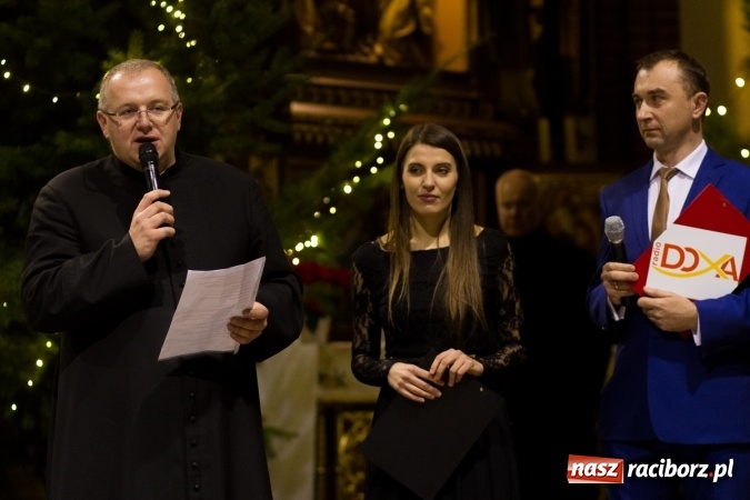 Zdjęcie w galerii na portalu naszraciborz.pl: Kolędy i pastorałki małżeństwa Biskup&oacute;w zn&oacute;w zabrzmiały w kościele pw. św. Mikołaja wiadomości z regionu