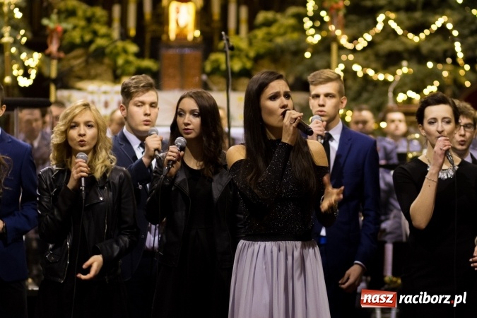 Zdjęcie w galerii na portalu naszraciborz.pl: Kolędy i pastorałki małżeństwa Biskup&oacute;w zn&oacute;w zabrzmiały w kościele pw. św. Mikołaja wiadomości z regionu