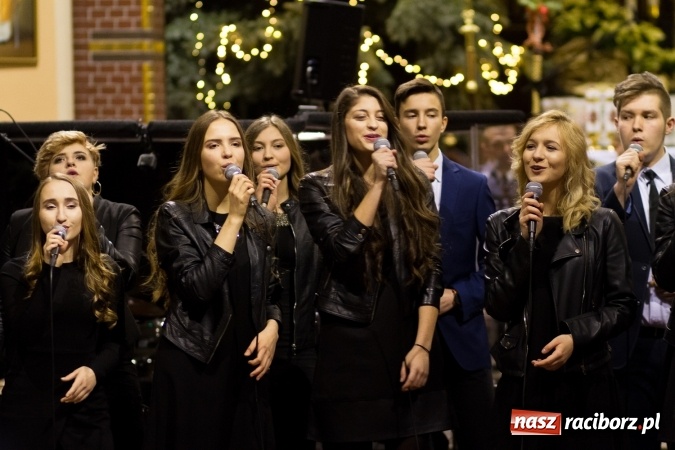 Zdjęcie w galerii na portalu naszraciborz.pl: Kolędy i pastorałki małżeństwa Biskup&oacute;w zn&oacute;w zabrzmiały w kościele pw. św. Mikołaja wiadomości z regionu
