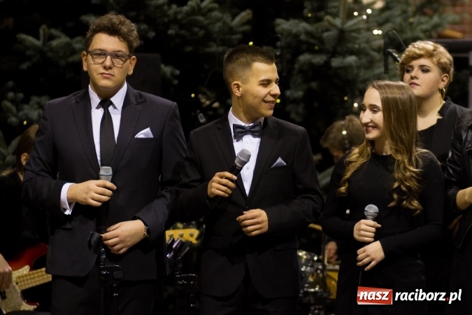 Zdjęcie w galerii na portalu naszraciborz.pl: Kolędy i pastorałki małżeństwa Biskup&oacute;w zn&oacute;w zabrzmiały w kościele pw. św. Mikołaja wiadomości z regionu