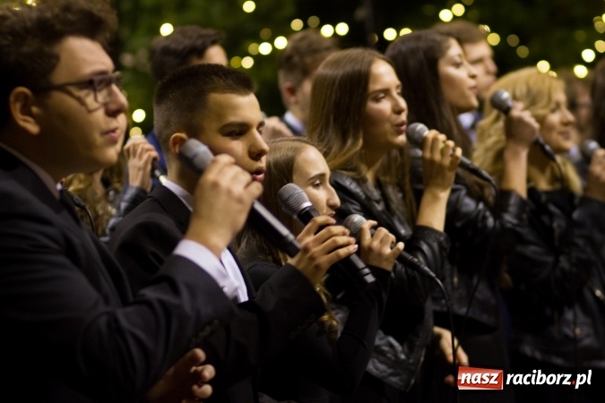 Zdjęcie w galerii na portalu naszraciborz.pl: Kolędy i pastorałki małżeństwa Biskup&oacute;w zn&oacute;w zabrzmiały w kościele pw. św. Mikołaja wiadomości z regionu