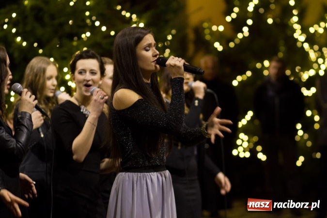 Zdjęcie w galerii na portalu naszraciborz.pl: Kolędy i pastorałki małżeństwa Biskup&oacute;w zn&oacute;w zabrzmiały w kościele pw. św. Mikołaja wiadomości z regionu