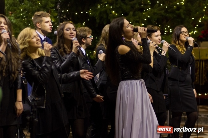 Zdjęcie w galerii na portalu naszraciborz.pl: Kolędy i pastorałki małżeństwa Biskup&oacute;w zn&oacute;w zabrzmiały w kościele pw. św. Mikołaja wiadomości z regionu