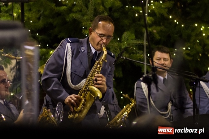 Zdjęcie w galerii na portalu naszraciborz.pl: Kolędy i pastorałki małżeństwa Biskup&oacute;w zn&oacute;w zabrzmiały w kościele pw. św. Mikołaja wiadomości z regionu