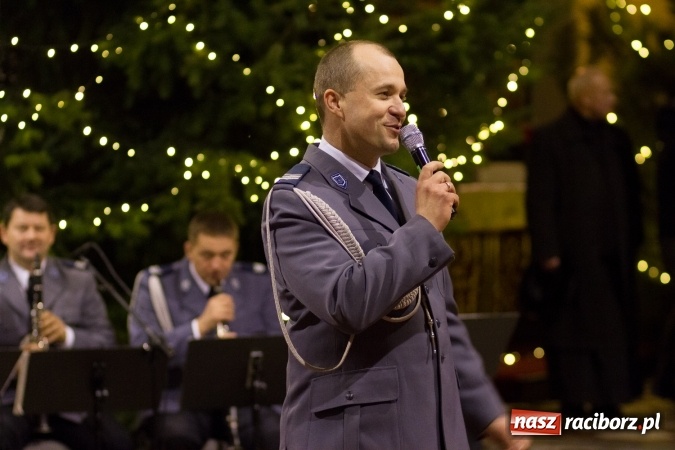 Zdjęcie w galerii na portalu naszraciborz.pl: Kolędy i pastorałki małżeństwa Biskup&oacute;w zn&oacute;w zabrzmiały w kościele pw. św. Mikołaja wiadomości z regionu