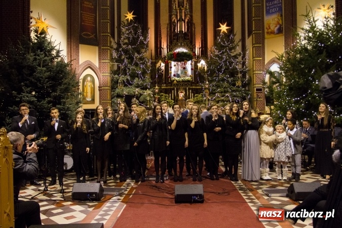 Zdjęcie w galerii na portalu naszraciborz.pl: Kolędy i pastorałki małżeństwa Biskup&oacute;w zn&oacute;w zabrzmiały w kościele pw. św. Mikołaja wiadomości z regionu