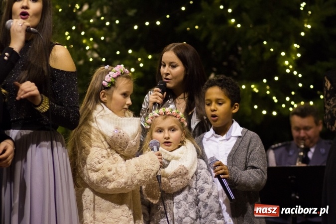 Zdjęcie w galerii na portalu naszraciborz.pl: Kolędy i pastorałki małżeństwa Biskup&oacute;w zn&oacute;w zabrzmiały w kościele pw. św. Mikołaja wiadomości z regionu