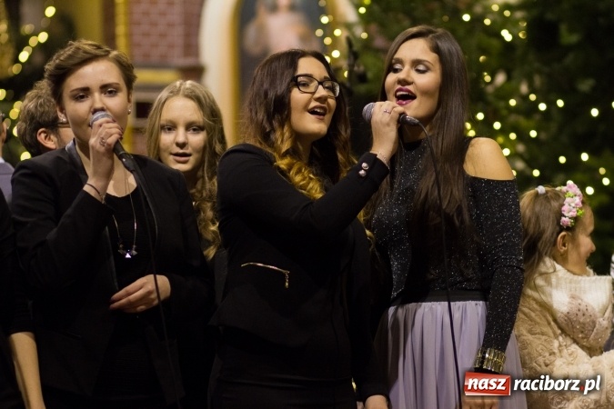 Zdjęcie w galerii na portalu naszraciborz.pl: Kolędy i pastorałki małżeństwa Biskup&oacute;w zn&oacute;w zabrzmiały w kościele pw. św. Mikołaja wiadomości z regionu