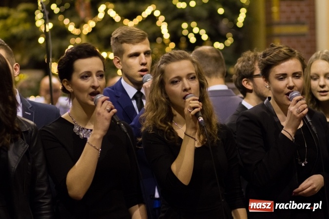 Zdjęcie w galerii na portalu naszraciborz.pl: Kolędy i pastorałki małżeństwa Biskup&oacute;w zn&oacute;w zabrzmiały w kościele pw. św. Mikołaja wiadomości z regionu