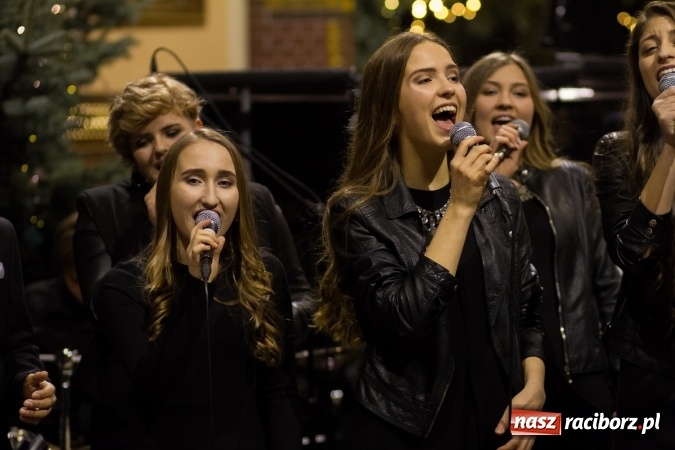 Zdjęcie w galerii na portalu naszraciborz.pl: Kolędy i pastorałki małżeństwa Biskup&oacute;w zn&oacute;w zabrzmiały w kościele pw. św. Mikołaja wiadomości z regionu