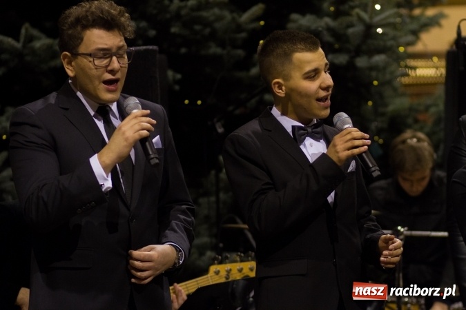 Zdjęcie w galerii na portalu naszraciborz.pl: Kolędy i pastorałki małżeństwa Biskup&oacute;w zn&oacute;w zabrzmiały w kościele pw. św. Mikołaja wiadomości z regionu